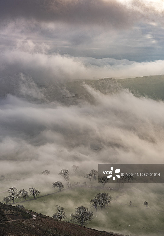 曼托峰的雾蒙蒙的早晨，卡斯尔顿，英国峰区，英国图片素材