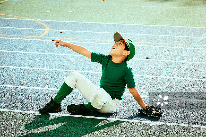 微笑男孩和朋友们一起玩耍图片素材