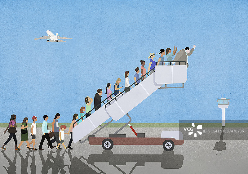 在空旷停机坪上使用移动舷梯的乘客图片素材