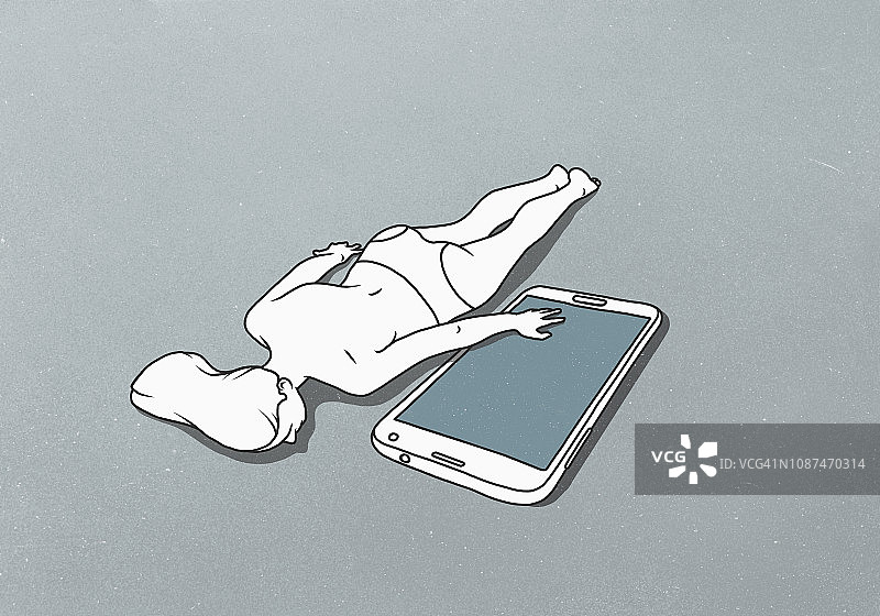 女性人物躺在地上，手放在一个大型手机上图片素材