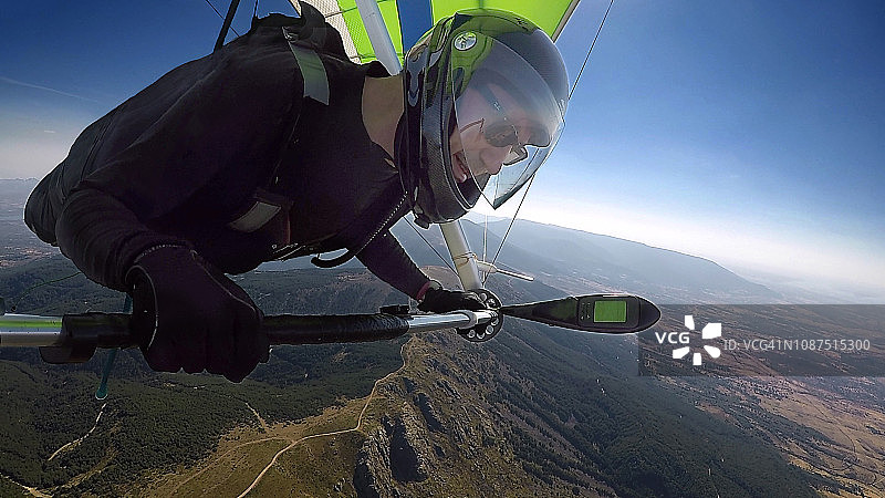 滑翔伞飞行图片素材