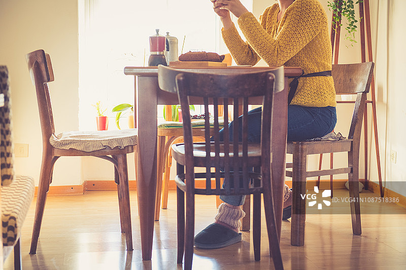 年轻女人在厨房吃早餐图片素材