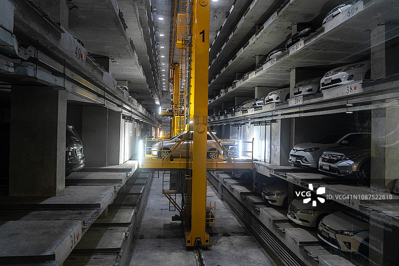 自动化停车系统：旨在最大限度地减少面积并最大化停车位数量的机械系统图片素材