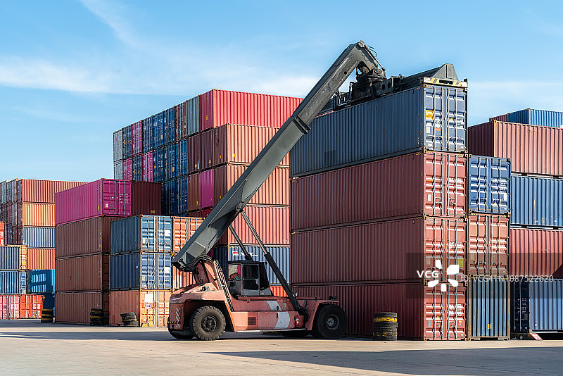 港口中集装箱的装卸图片素材