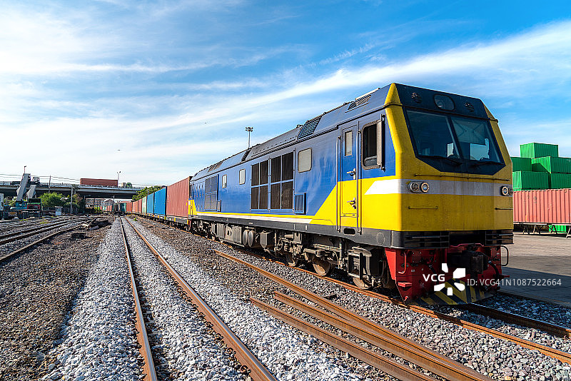 货运列车站台的集装箱货运列车图片素材