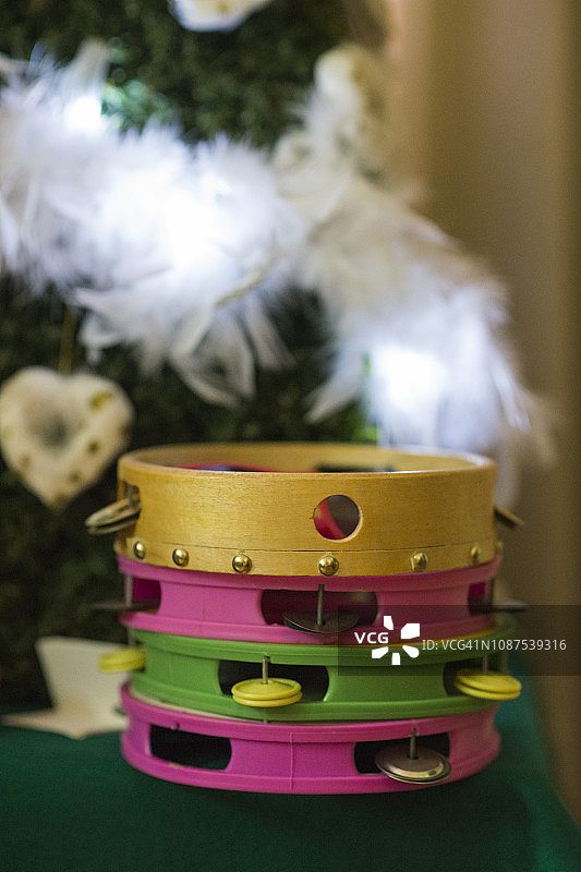 西班牙圣诞节期间桌子上的铃鼓图片素材
