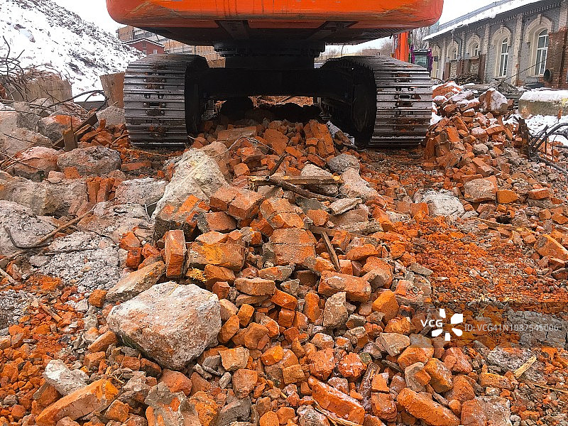 拆除的砖块废墟上的挖掘机图片素材