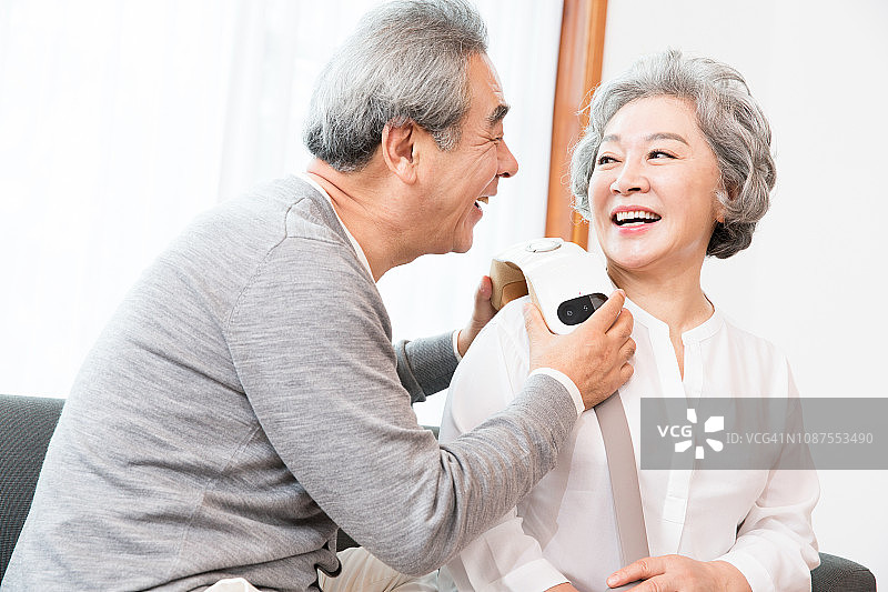 老年夫妇使用按摩器图片素材