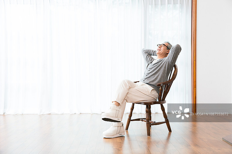 使用按摩器的老年男人图片素材
