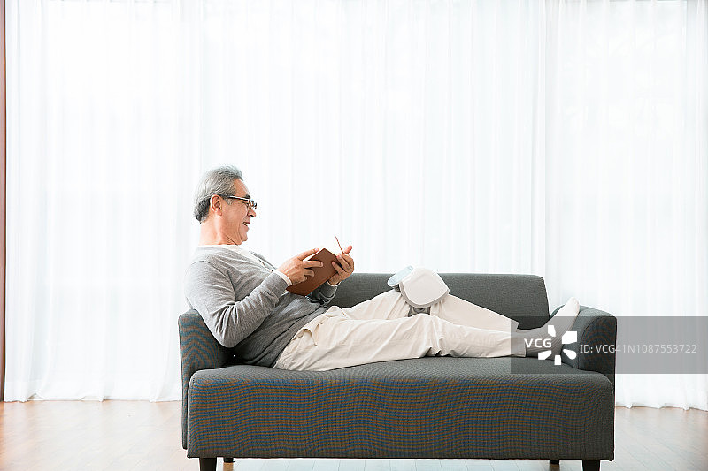 使用按摩器的老年男人图片素材