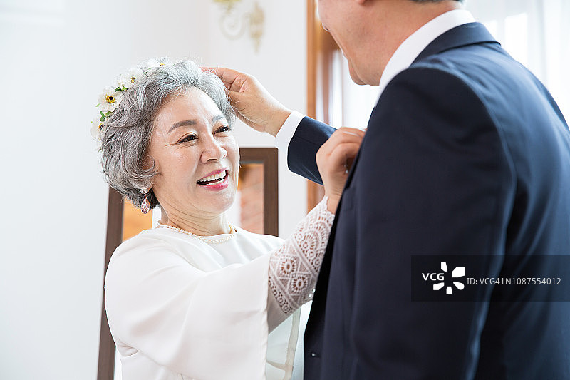 情侣穿西装准备婚礼图片素材