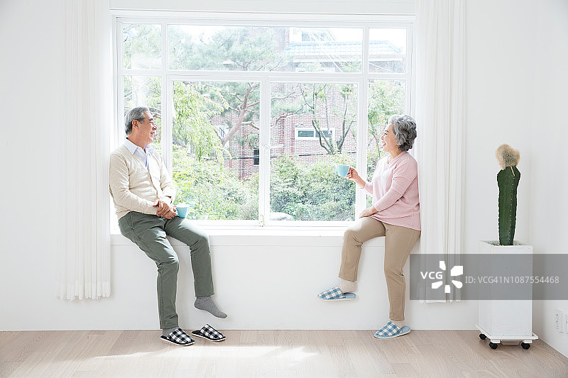 窗边沉思的年长男人图片素材