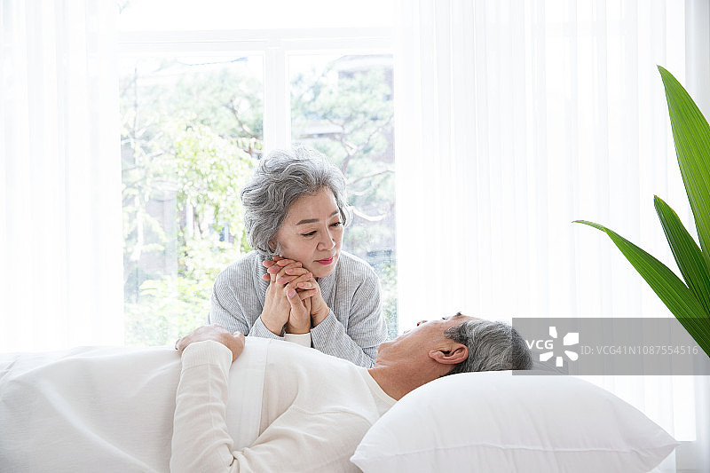 妻子照顾生病的丈夫图片素材