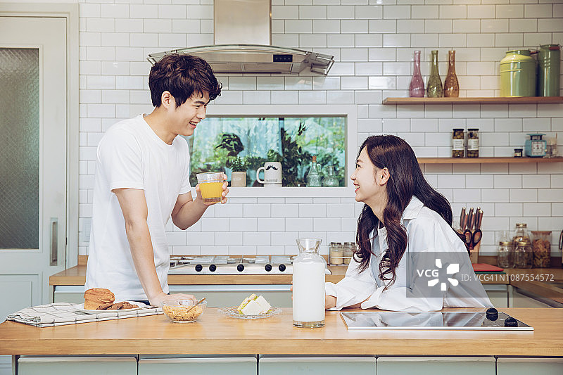 女人和男人一起享用早餐图片素材