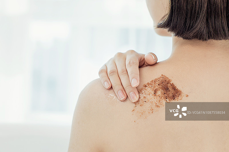 女人在背上擦洗图片素材