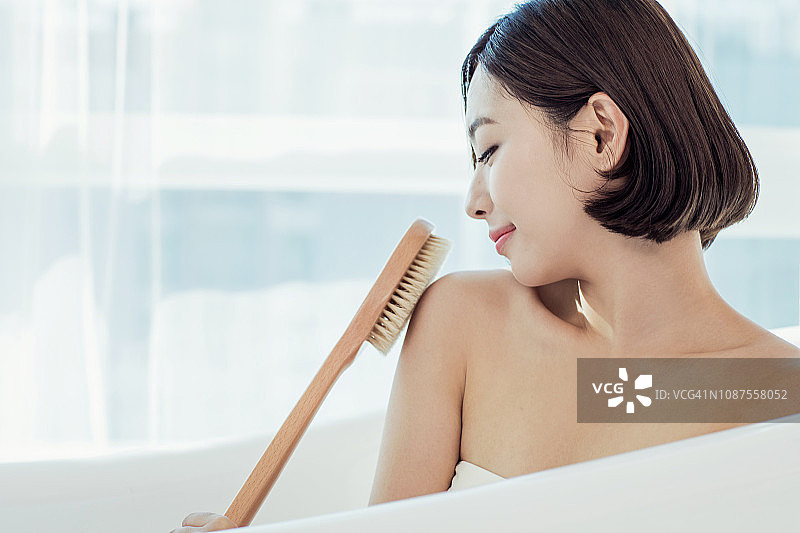 女人在洗澡图片素材