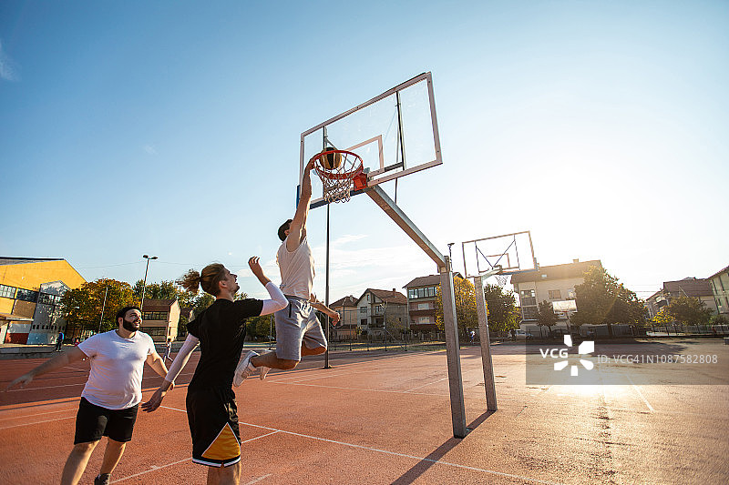 友谊赛中的扣篮图片素材