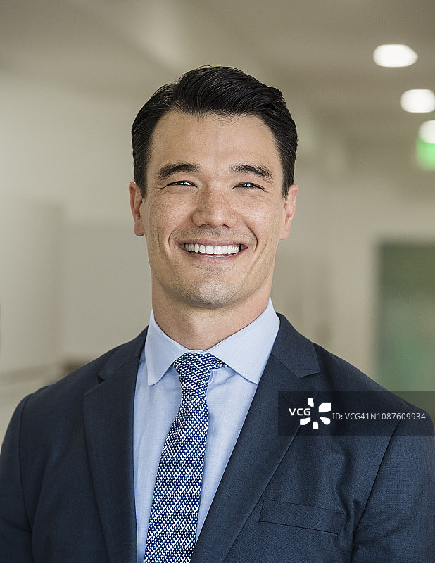 微笑的商人肖像图片素材