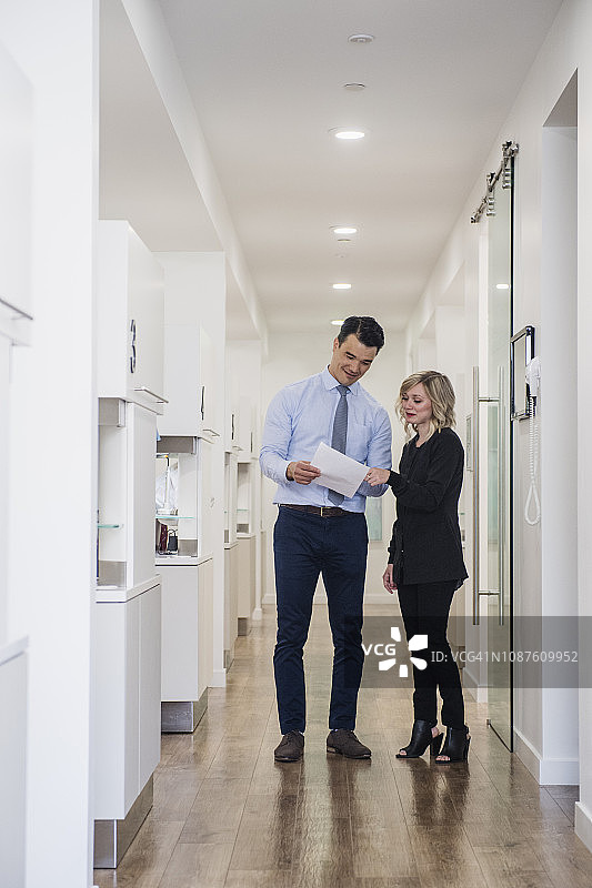 牙医和护士在走廊讨论记录图片素材