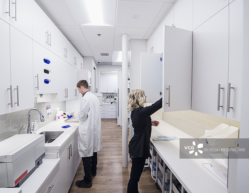 牙医和助手在消毒室图片素材