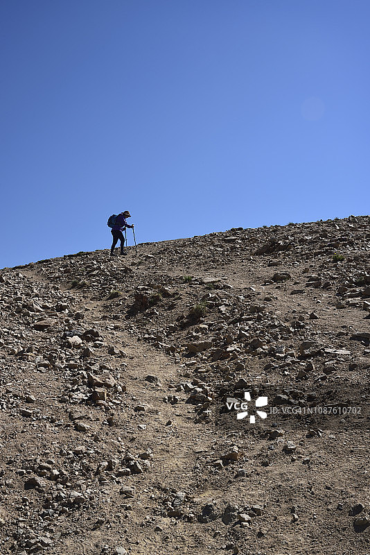仰视在科罗拉多州丹佛市徒步的女人图片素材
