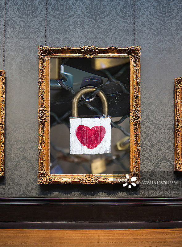 挂在墙上的画框照片图片素材