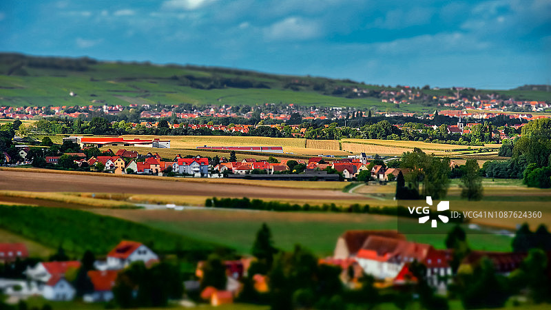 法国阿尔萨斯葡萄园的美丽山丘，日落时分，山丘上生动的色彩和阴影图片素材