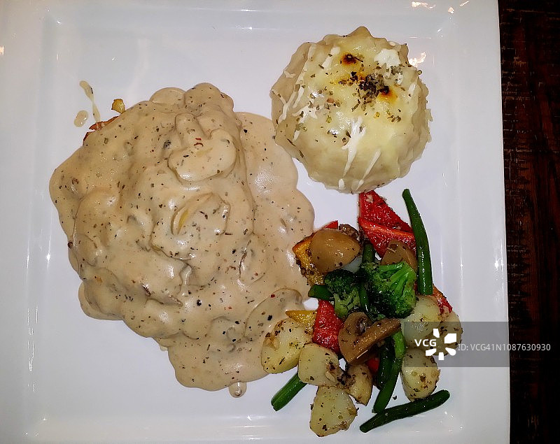 奶油蘑菇配烤土豆和烤蔬菜图片素材