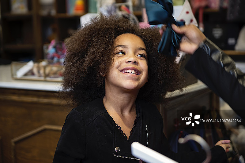 混血家庭在冬季儿童商店购物图片素材