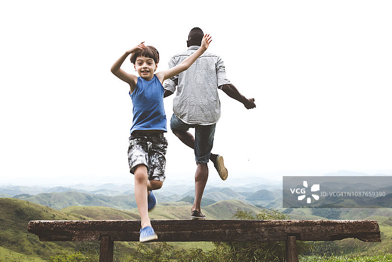 山间瑜伽乐趣图片素材