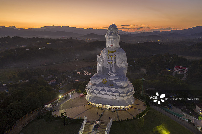 清莱府观音像航拍日落景色图片素材
