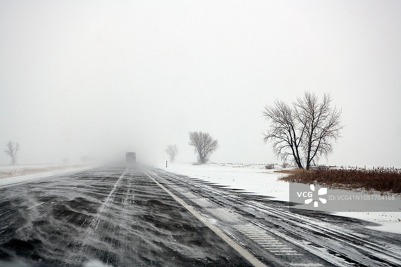 美国北达科他州大福克斯2号公路上的暴风雪图片素材