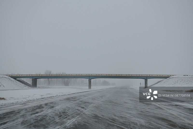 美国北达科他州大福克斯2号公路上的暴风雪图片素材