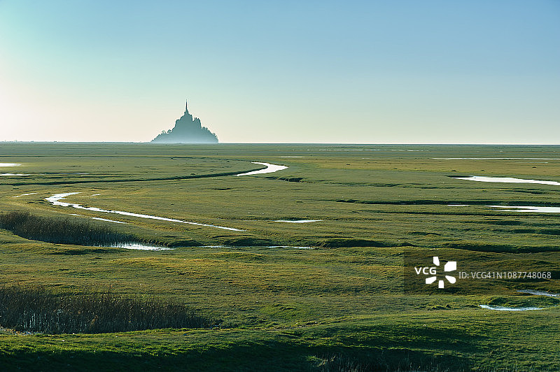 雾气中的圣米歇尔山远景图片素材