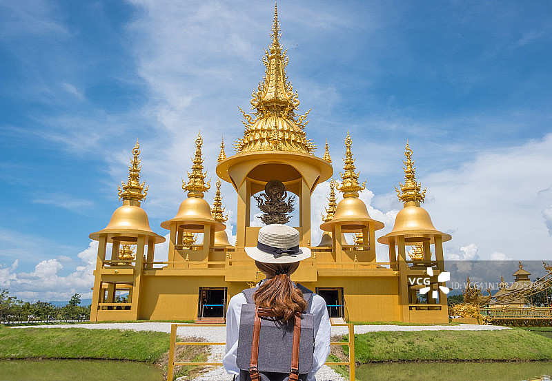 亚洲游客在泰国白龙寺观看精美象头神神龛的背影图片素材