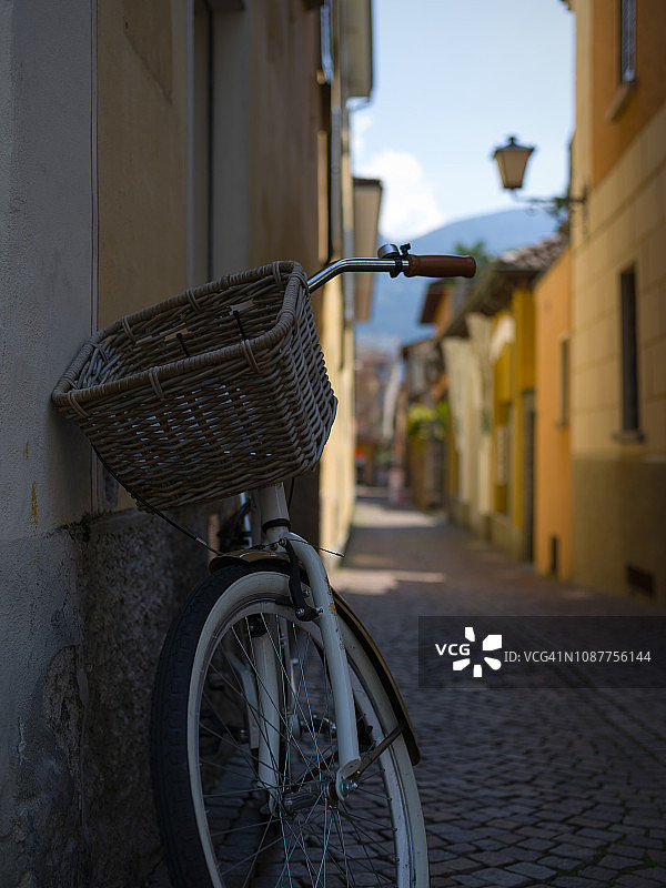 阿斯科纳古镇街道，带藤条篮子的自行车图片素材
