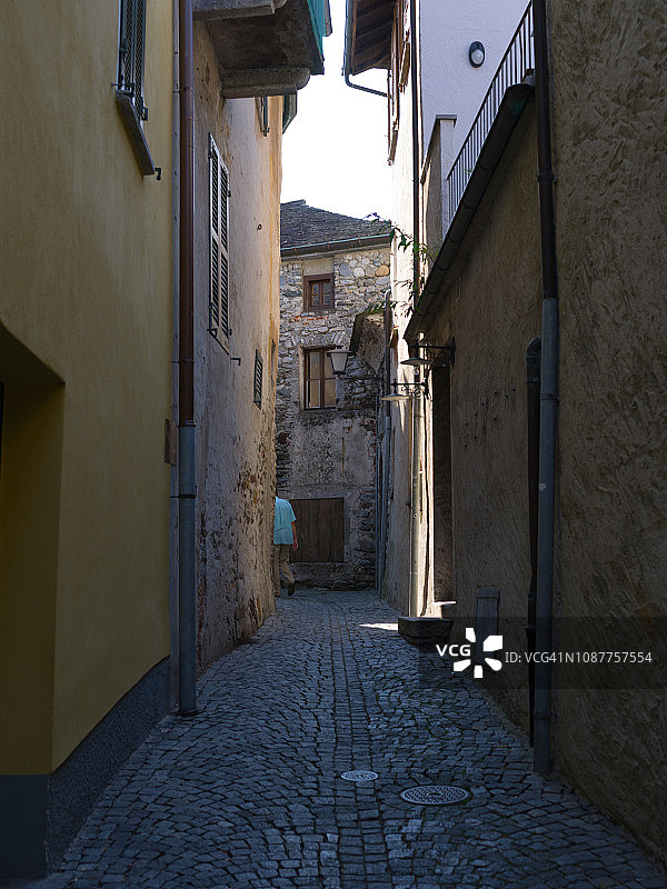 瑞士阿斯科纳的狭窄老街图片素材