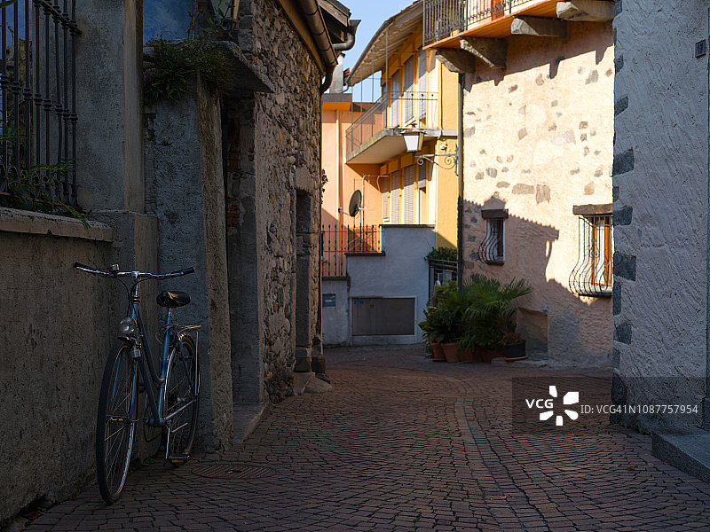 瑞士阿斯科纳的狭窄街道图片素材