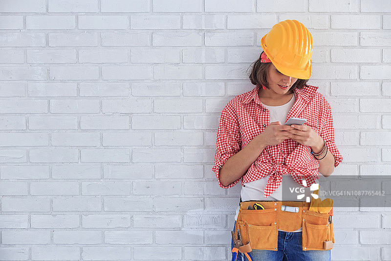 沉思的女性员工使用手机图片素材