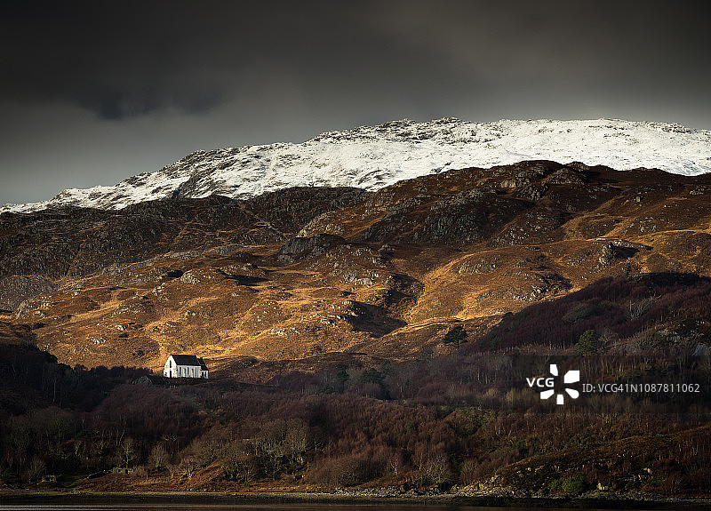 苏格兰高地山脉中著名的洛凯洛特白色教堂图片素材