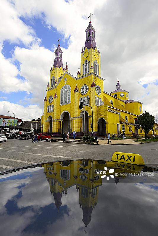 圣弗朗西斯科教堂（联合国教科文组织世界遗产），倒映在出租车中，智利奇洛埃岛卡斯特罗图片素材
