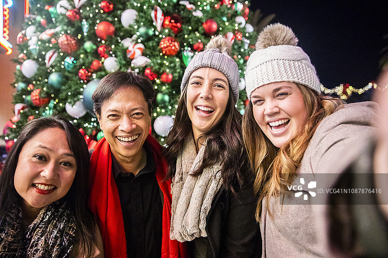 圣诞夜多元好友购物图片素材