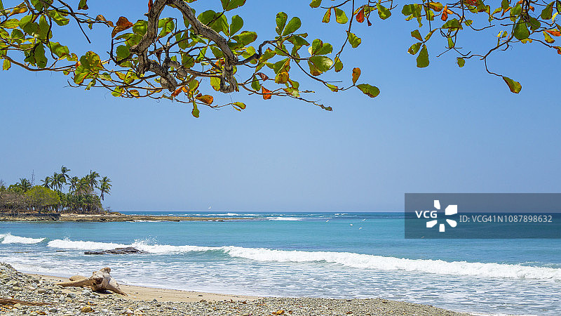 海滩、海浪与碧绿的海水图片素材