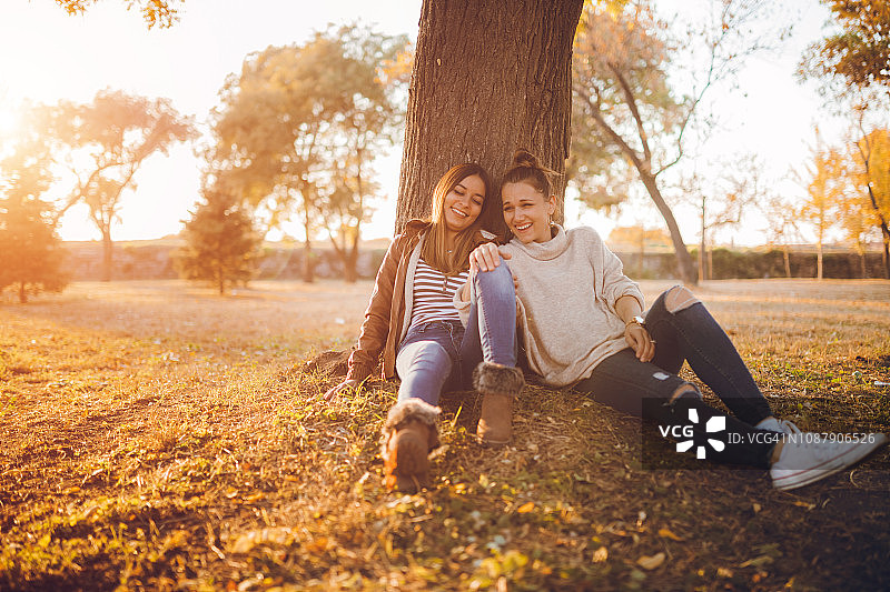 坐在树下图片素材