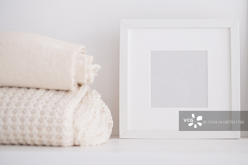 置物架上的相框和靠枕图片素材