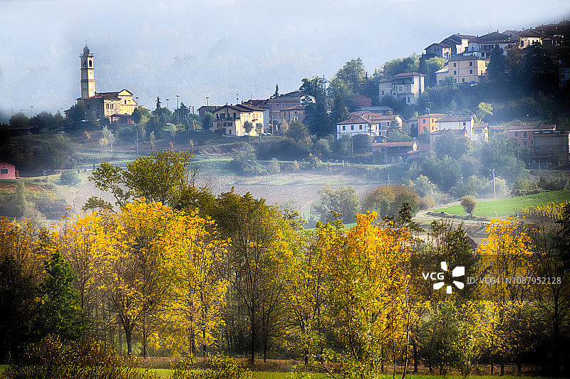 意大利皮埃蒙特大区卡雷扎诺的乡村村庄景观图片素材