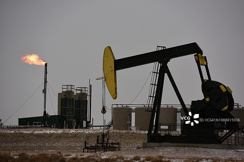 美国北达科他州威利斯顿的抽油机图片素材
