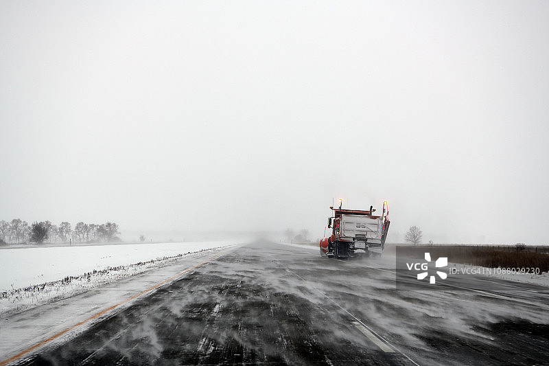 美国北达科他州哈伍德I-94公路附近雪暴图片素材