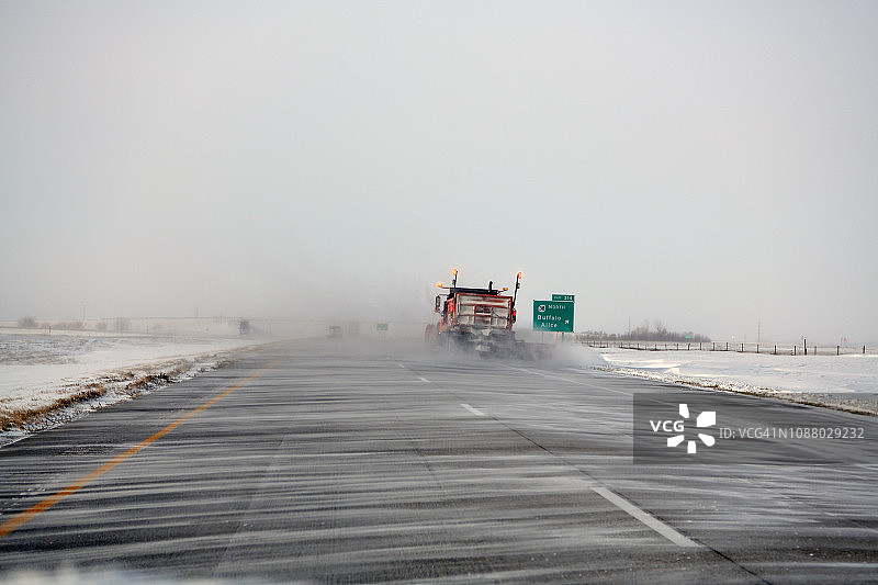 美国北达科他州布法罗附近I-94号公路上的暴风雪图片素材