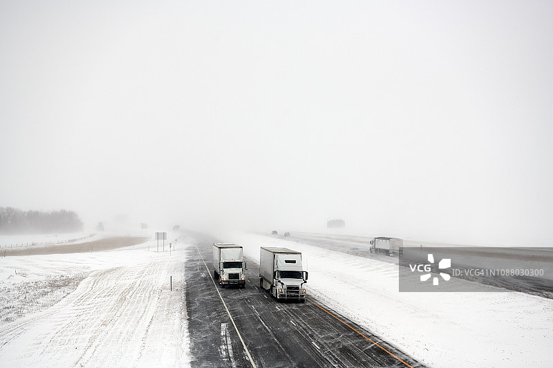 美国北达科他州希尔斯伯勒I-94高速公路上的暴风雪图片素材